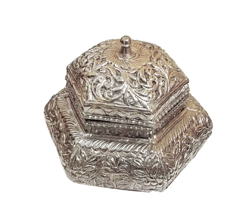 Silver Luxurious Silver Luxurious Dry Fruit Box storage for dry fruits and nuts Ideal for gifting during festivals and special occasions Perfect for Living room,Dining table,Puja space,Gifting purpose 190mm #MD-092
